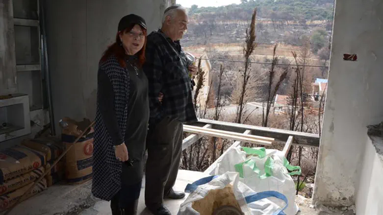 בגיל 70 מצאו את עצמם חסרי בית. שמיל וחיה כהן בביתם השרוף