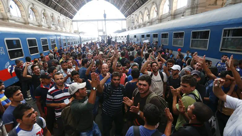 מהגרים בתחנת הרכבת בבודפשט, הונגריה