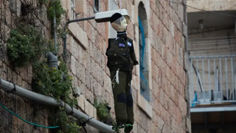 Dummy dressed as soldier hanged in effigy in Meah Sharim