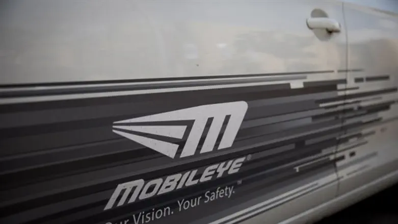 Monileye logo on car
