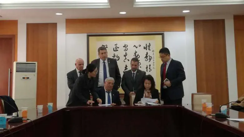 מנכ"ל משרד החקלאות ומקבילתו הסינית בטקס החתימה