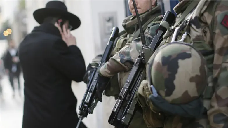 French soldiers patrol Jewish neighborhood (file)