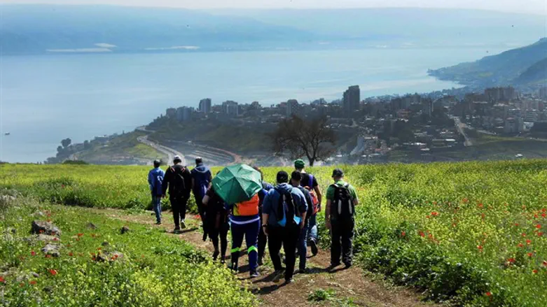 Students on planned path of Sanhedrin Trail