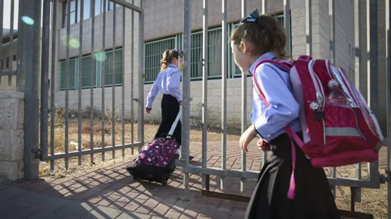 Haredi schoolgirls (file)