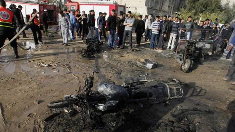 פלסטינים מכבים שריפה אחרי תקיפה ישראלית ברפיח. ארכיון