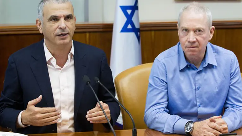 Kahlon (left), Yoav Galant (right)
