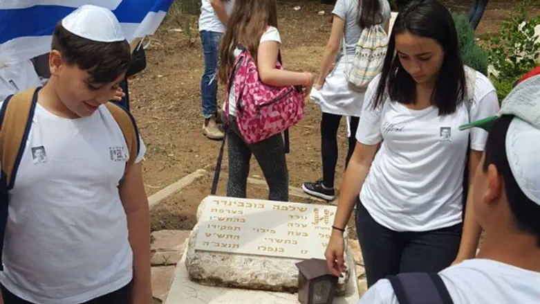 Youths visit graves of Last of Kin