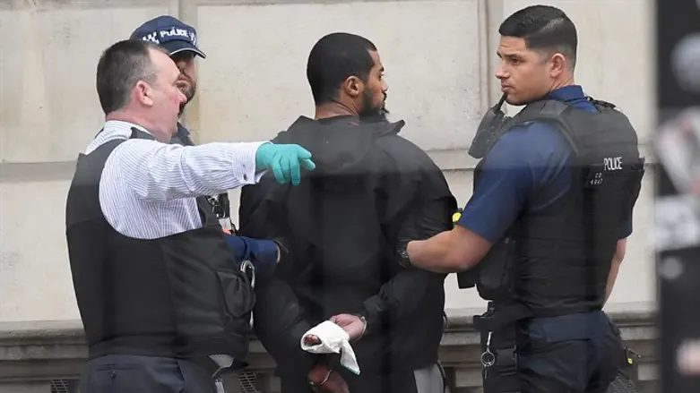 Terrorist arrested outside UK Parliament in London on way to attack