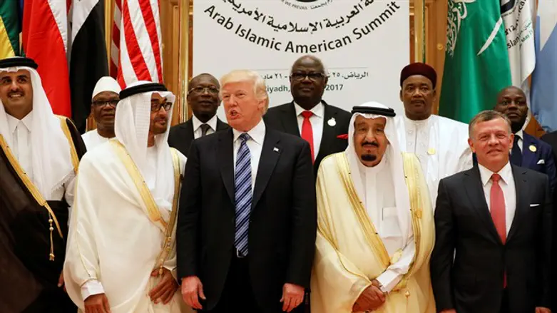 US President Donald Trump with Arab leaders in Qatar