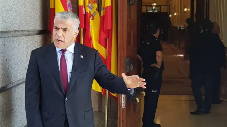 Lapid at entrance of Spanish Parliament