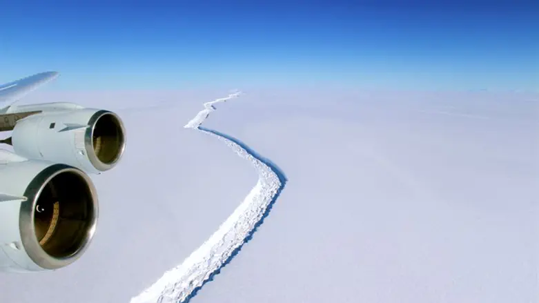 Rift along Larsen C ice shelf