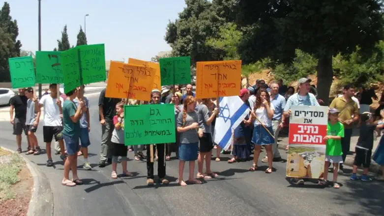 Netiv Ha'avot residents protest demolitions