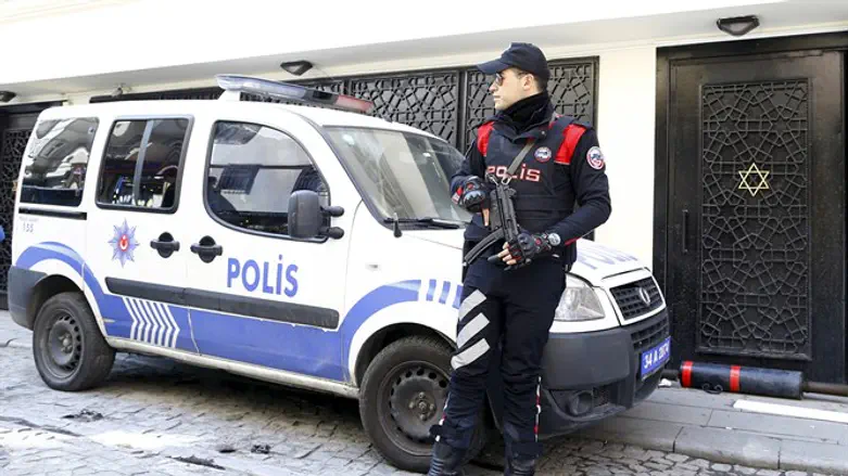 Police officer outside Neve Salom Synagogue in Istanbul (archive)