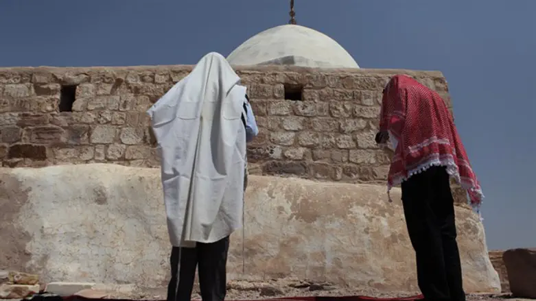 Prayer at Aharon's tomb