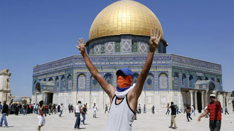 Arab rioter celebrates on Temple Mount