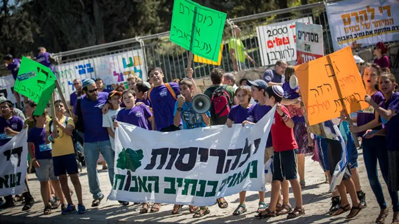 Netiv Ha'avot's children protest plan to destroy their homes
