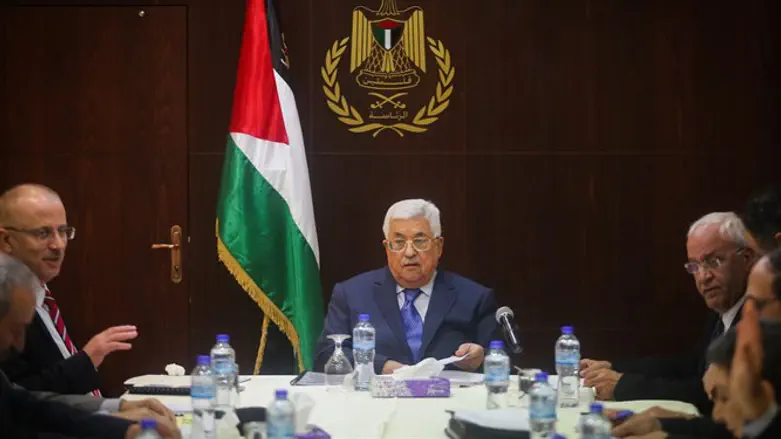 PA president Mahmoud Abbas (c) at meeting of Executive Committee of PLO