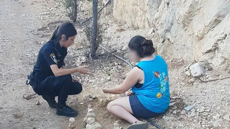 Policewoman helps troubled young woman
