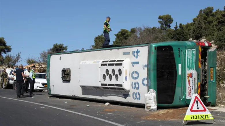 Bulletproof bus driving from Kiryat Arba to Jerusalem overturned near Gush Etzion junction