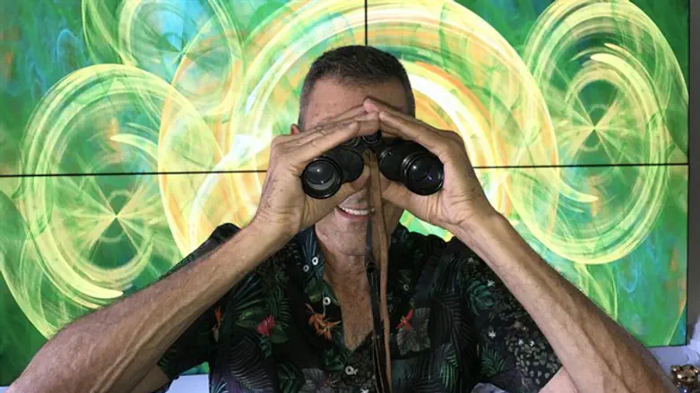 Uri Geller with the binoculars