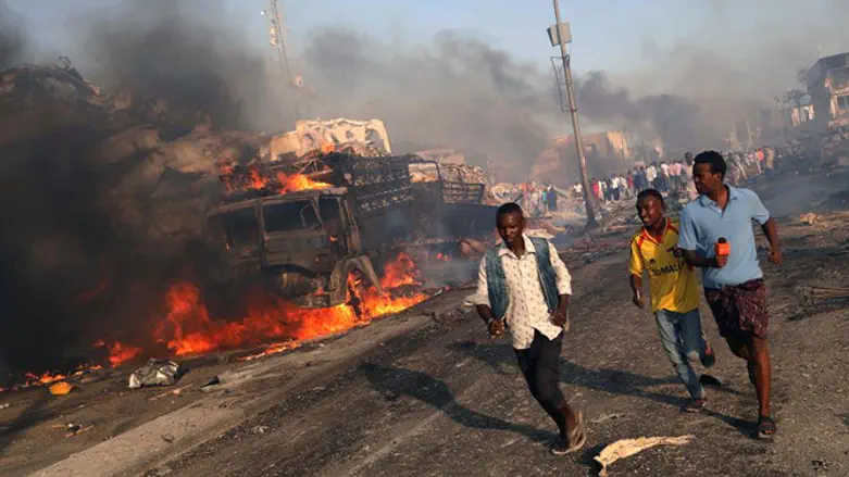 Civilians evacuate scene of explosion in Mogadishu