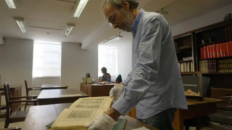 António Eugénio Maia do Amaral presenting the 15th-century Abravanel Hebrew Bible at Portu