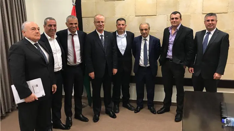 Kahlon meets with senior PA officials in Ramallah
