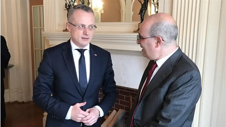 סגן שר החוץ הפולני עם גדעון טיילור