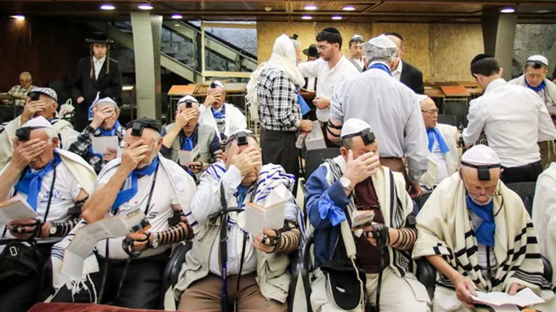 Holocaust survivors celebrate their bar mitvahs for the first time 