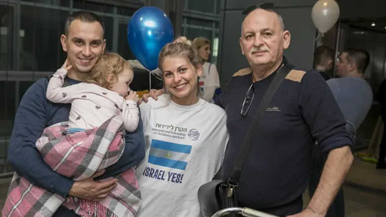 IFCJ olim arrive in Israel