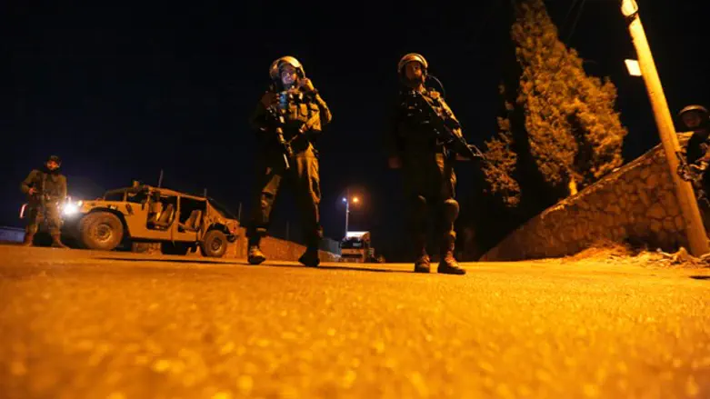 IDF soldiers stand guard after attack (archive)