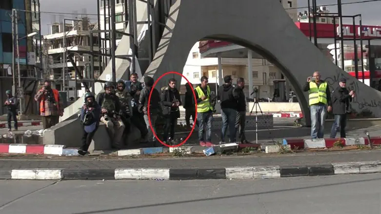 The terrorist surrounded by journalists