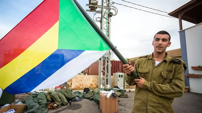 Druze IDF soldier waves the Druze flag in Israel's north