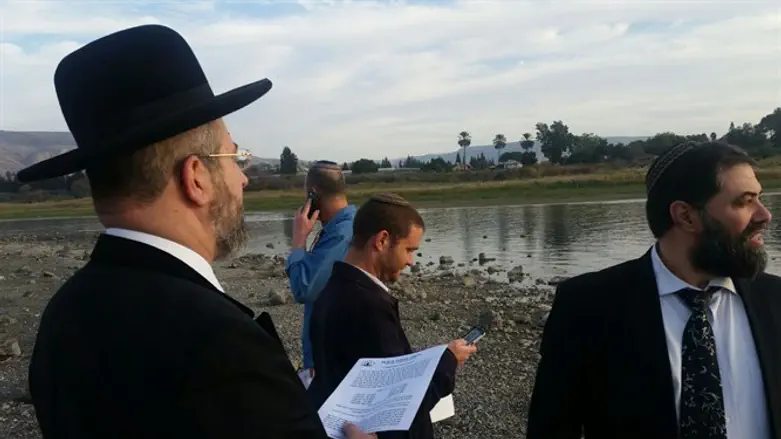Rabbi Lau leads special prayer for rain on banks of Kinneret