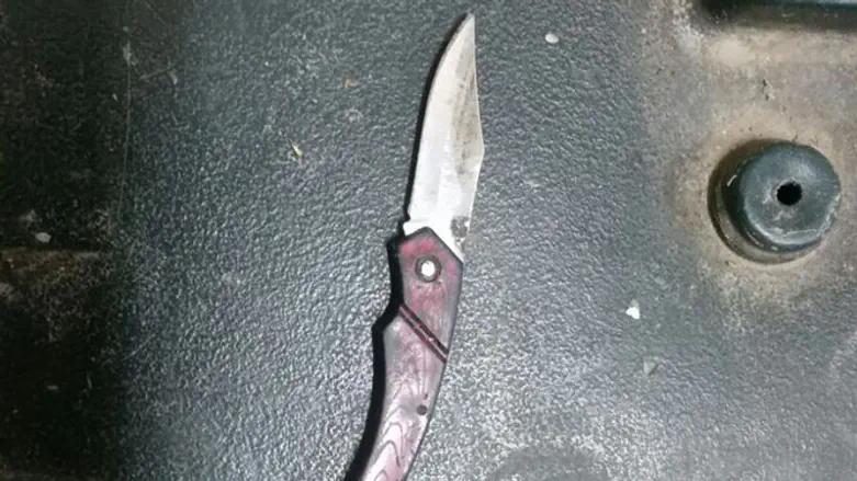 הסכין שנתפסה בתיקה של הפלסטינית