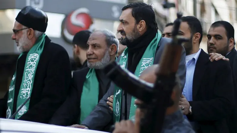 Senior Hamas leaders Imad al-Alami (R) and Mahmoud Zahar (C)