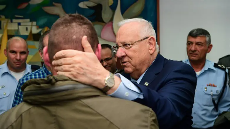Rivlin with wounded soldier