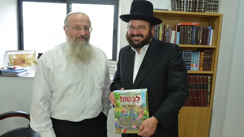 Rabbi Yakov Horowitz (r) meets with Rabbi Shmuel Eliyahu (l)