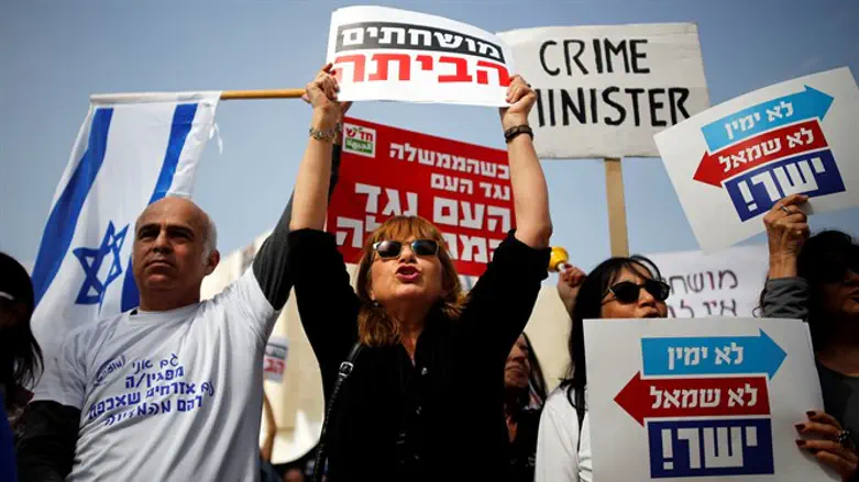 Demonstrators in Tel Aviv demand Binyamin Netanyahu resign