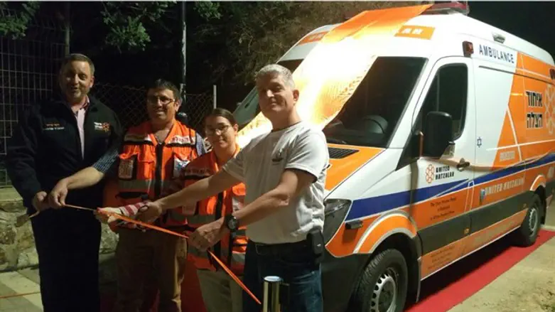 Boaz Kukia cuts ribbon on new Arad ambulance