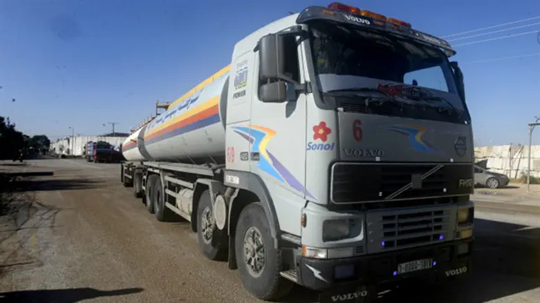 Truck carrying fuel arrives in Gaza through the Kerem Shalom crossing