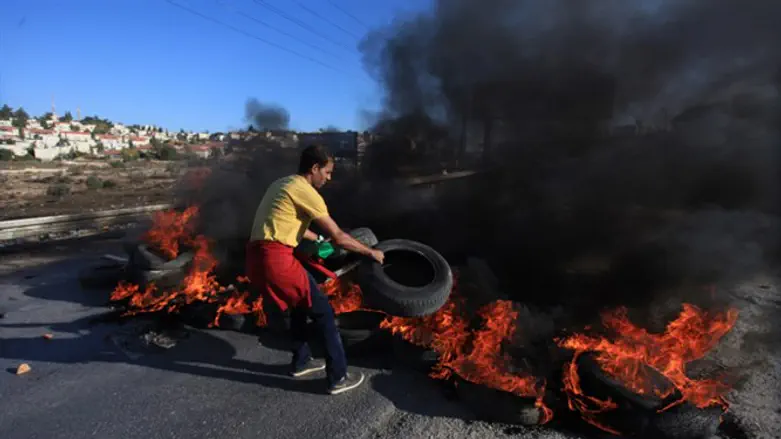 Palestinian Arabs burn tires