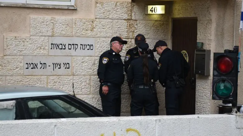 Police officers at entrance to Bnei Tzion academy