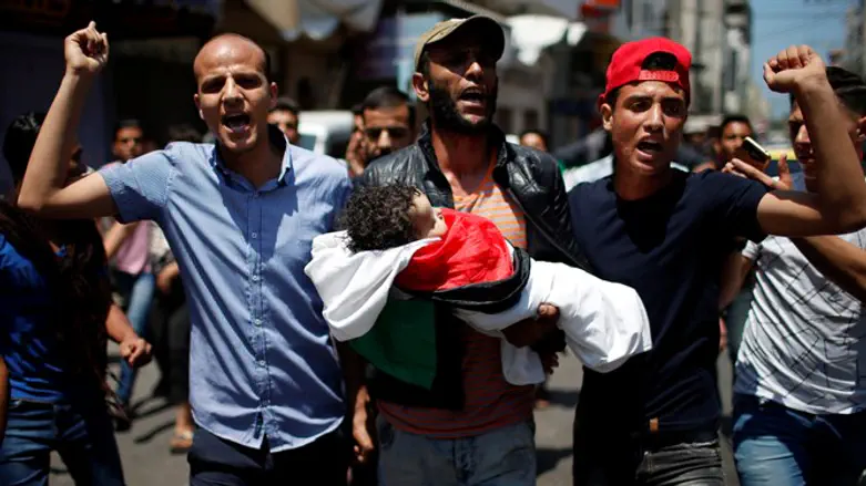 Rioters carry body of Arab baby Laila al-Ghandour