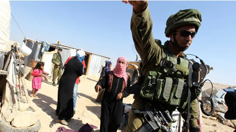 IDF evacuates Bedouin squatters from Khan al-Ahmar