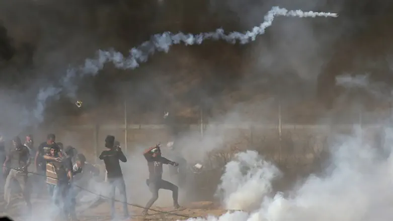 Arabs hurl rocks at Israeli troops on Israel-Gaza border