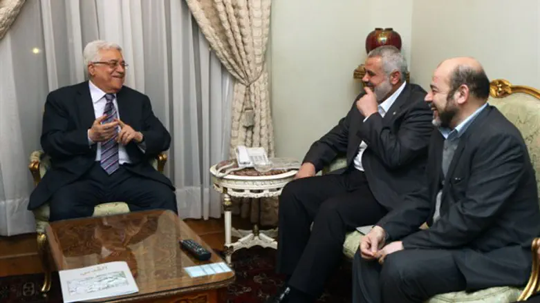 PA's Abbas and Hamas's Haniyeh meet, Feb 2012 (file)