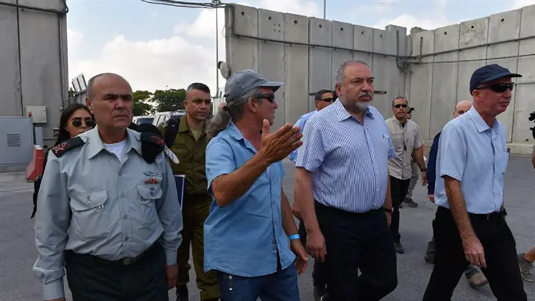 Liberman at the Kerem Shalom Crossing