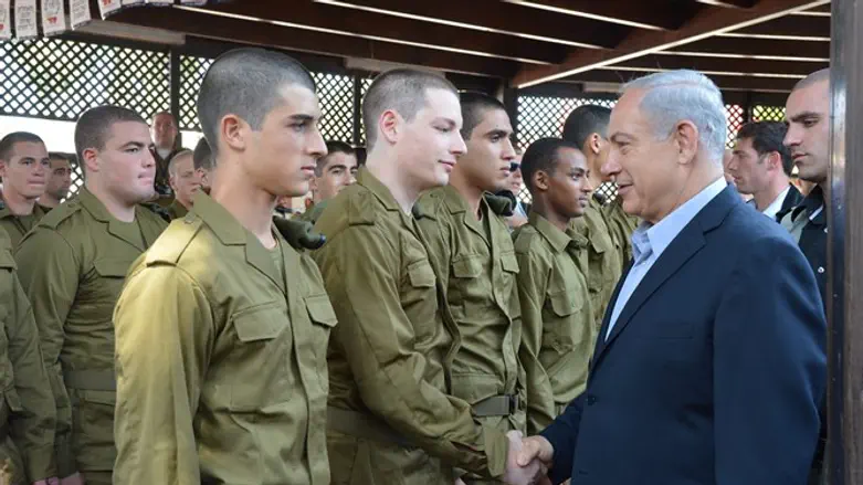 Netanyahu with new recruits (archive)