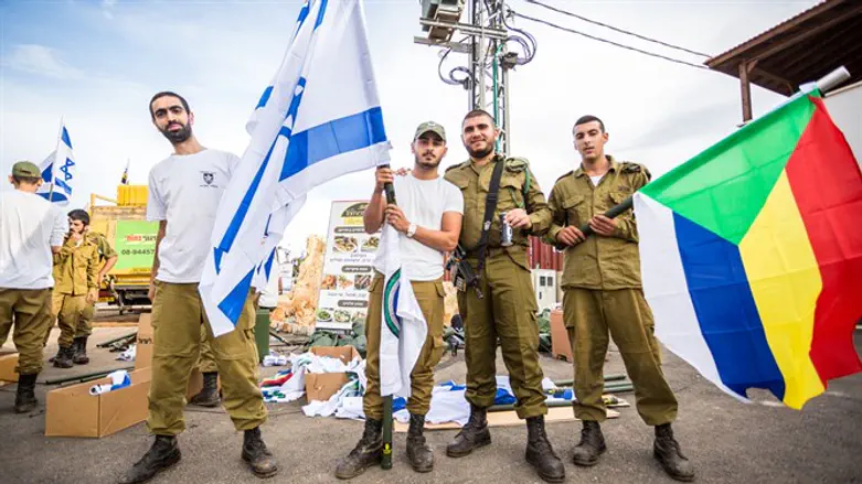 IDF soldiers waving Israeli and Druze flags